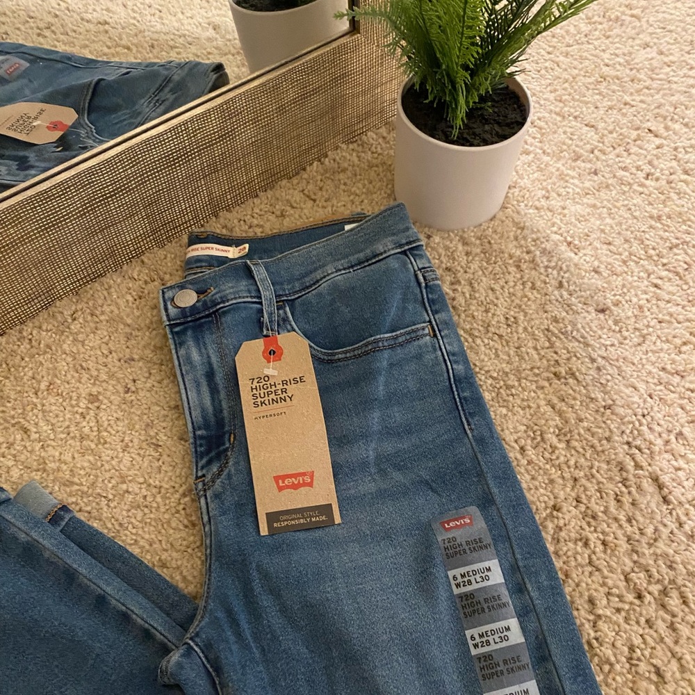 Levi’s 720 High-Rise Super Skinny Hypersoft Jeans (size 6/28)